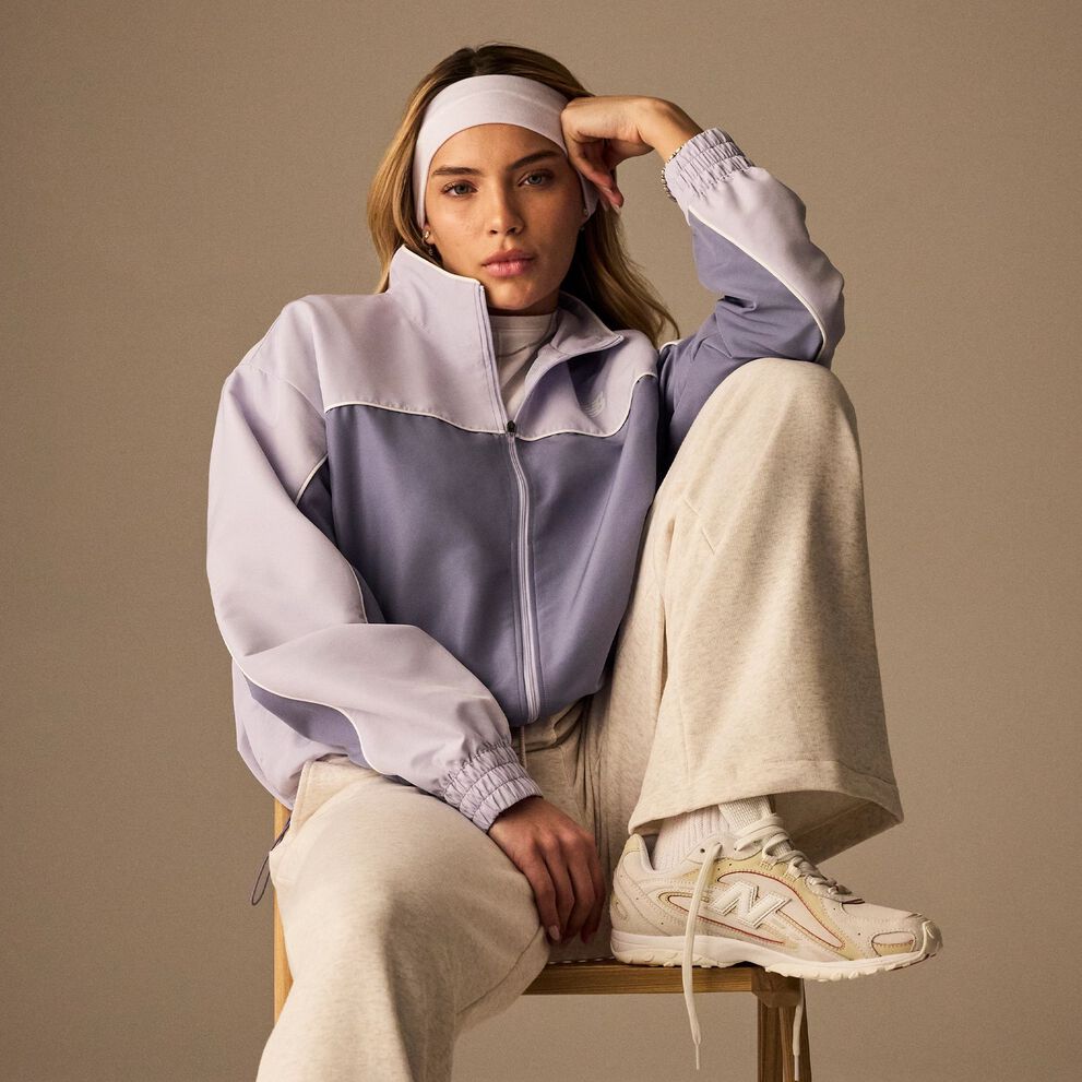 Rosal&iacute;a kneeling on a white studio backdrop