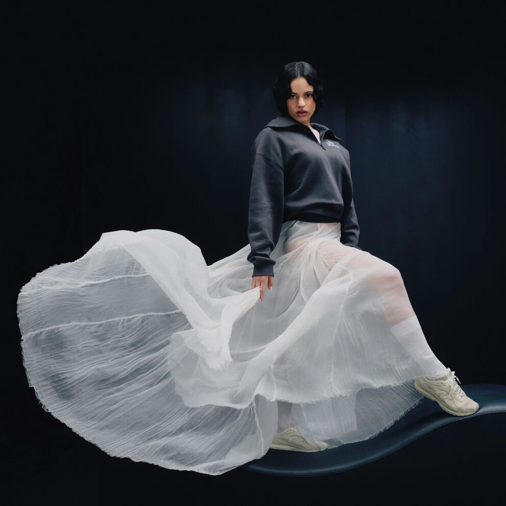 Rosal&iacute;a kneeling on a white studio backdrop