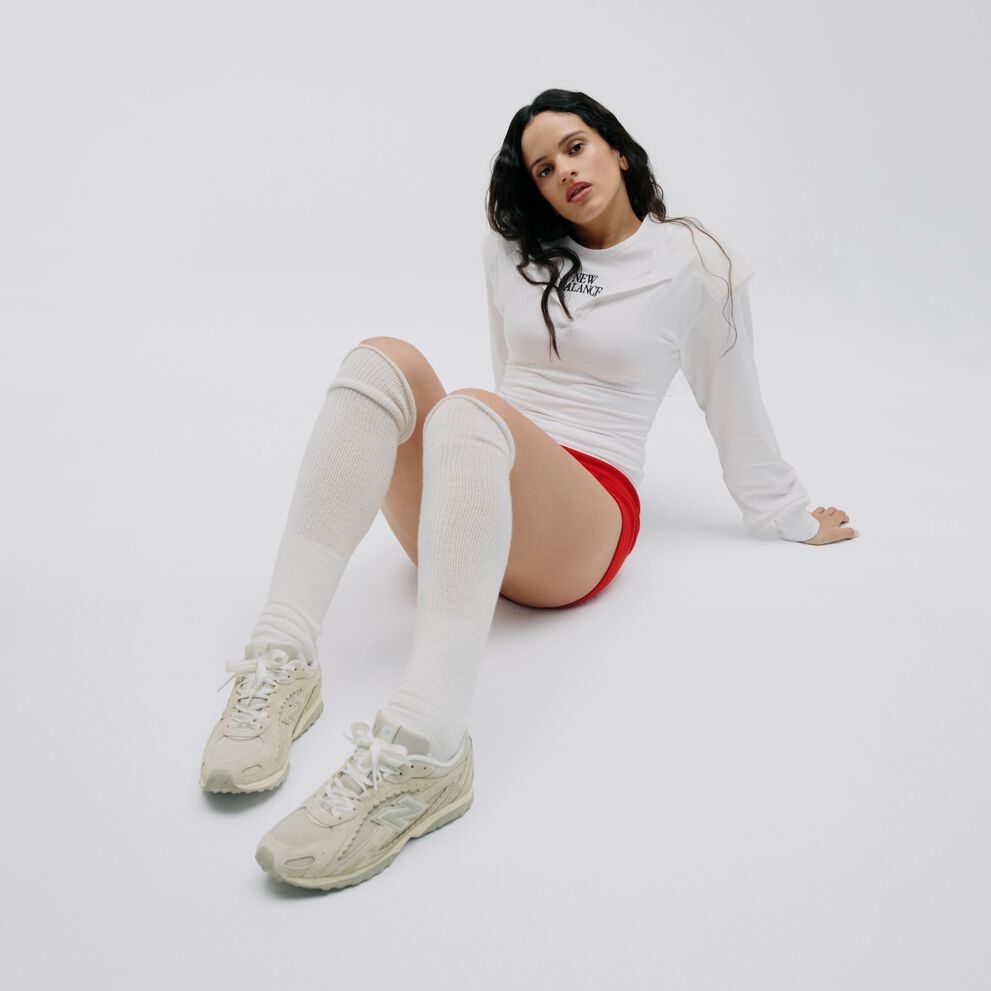Rosal&iacute;a kneeling on a white studio backdrop